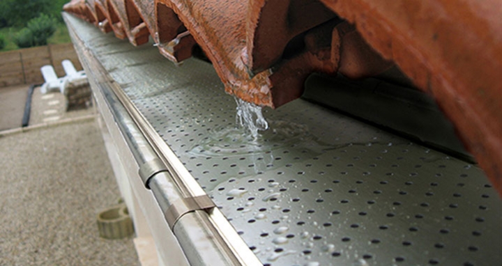 Protection efficace des gouttières aluminium Araltec contre feuilles et débris à Montluçon